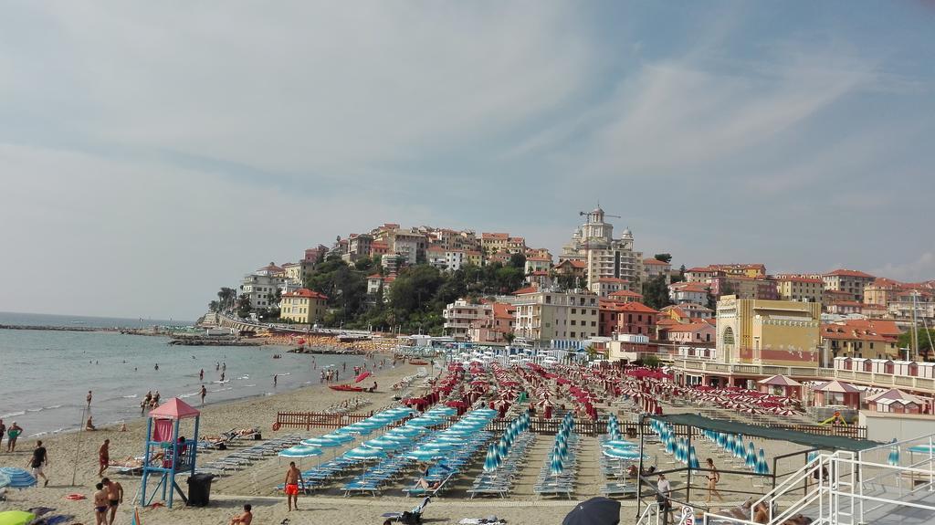 Case Vacanze Borgo Marina Imperia Exterior foto